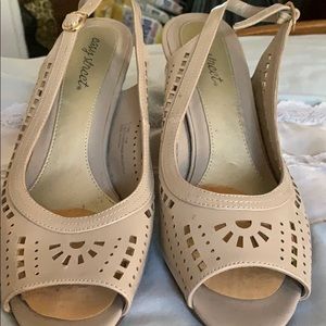 Tan heel, with design and strap